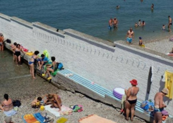 Muri tre metra i lartë ndan burrat dhe gratë, ku ndodhet plazhi i vetëm në Europë i tillë?