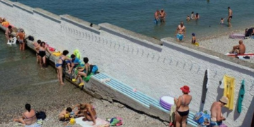 Muri tre metra i lartë ndan burrat dhe gratë, ku ndodhet plazhi i vetëm në Europë i tillë?