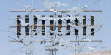 Shiu me bubullima e dëmtoi veprën që kushtoi 20 mijë euro në Manifesta