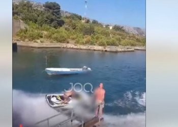 Përdorimi i “JetSki”, momenti kur qytetari gati mbyt një person tjetër në plazhin e Shëngjinit