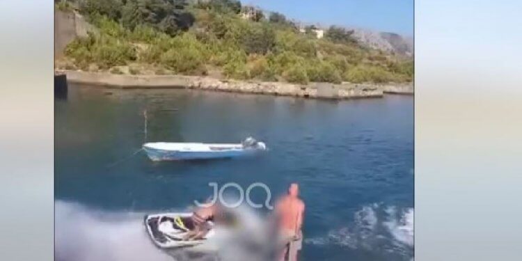 Përdorimi i “JetSki”, momenti kur qytetari gati mbyt një person tjetër në plazhin e Shëngjinit