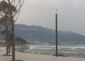 Zbrazet plazhi i Shëngjinit, nisin reshjet e shiut