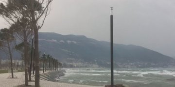 Zbrazet plazhi i Shëngjinit, nisin reshjet e shiut