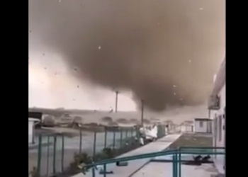 Tornado e fuqishme formohet në Detin e Zi, pamjet
