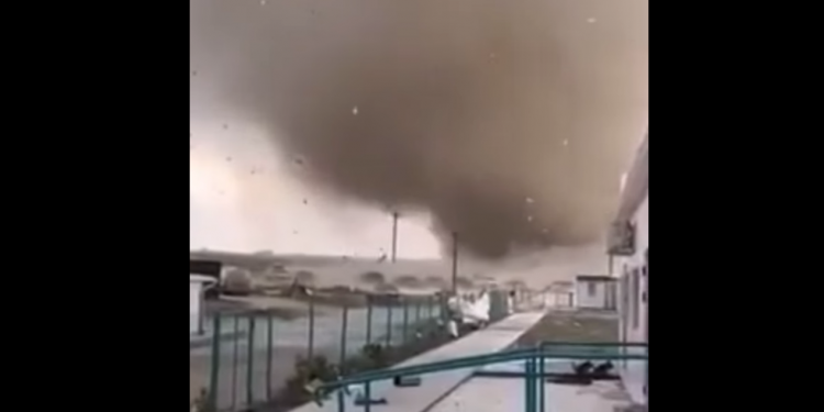 Tornado e fuqishme formohet në Detin e Zi, pamjet