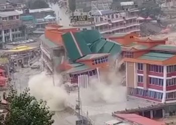 Momenti kur një nga hotelet më luksoze në Pakistan shkatërrohet nga përmbytjet
