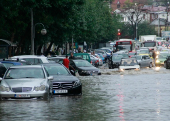 Rrugët bëhen lumenj e drunjtë nxirren me rrënjë, stuhia e fuqishme godet Shkupin!