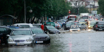 Rrugët bëhen lumenj e drunjtë nxirren me rrënjë, stuhia e fuqishme godet Shkupin!