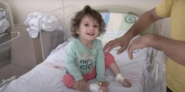 Vogëlushja kafshon dhe vret gjarpërin pasi e kafshoi ai i pari!