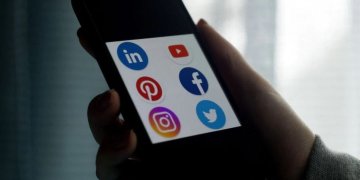 Dënohet me 45 vjet burg për postimet në rrjetet sociale!