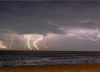 A duhet të kemi frikë kur bie rrufeja në det?