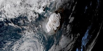 NASA: Shpërthimi i Tongës dërgoi sasi të madhe të ujit në atmosferë, kjo mund të shkaktojë ngrohje të përkohshme të Tokës