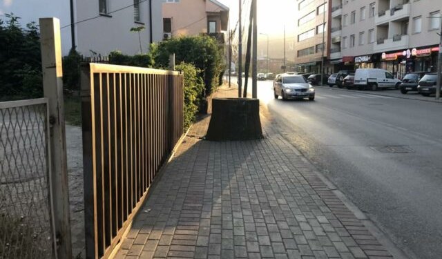 Bunar në mes të trotuarit në Prizren