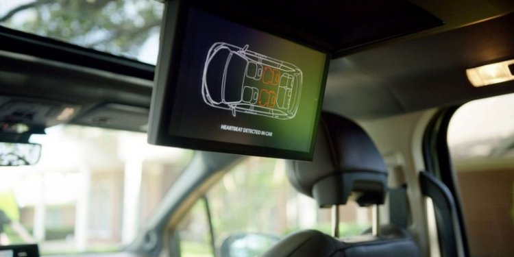 Këto janë mënyrat përmes të cilave prodhuesit po përpiqen të parandalojnë vdekjen e fëmijëve të “harruar brenda makinës”, në temperatura ekstreme!