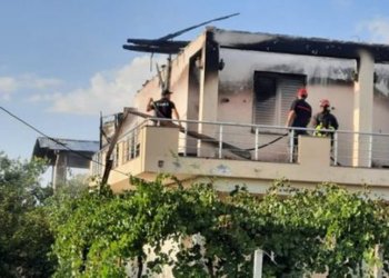 Rrufeja godet ndërtesën në Shqipëri, dalin pamjet