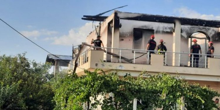 Rrufeja godet ndërtesën në Shqipëri, dalin pamjet