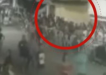 Ngjarje tragjike gjatë një parade, shembja e reklamës gjigande shkakton viktima!