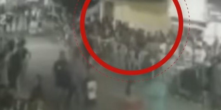 Ngjarje tragjike gjatë një parade, shembja e reklamës gjigande shkakton viktima!