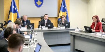 Qeveria prezanton pakon e re ekonomike: 50 euro për sektorin publik, 100 për studentët dhe pensionistët, subvencionim për kursimin e energjisë
