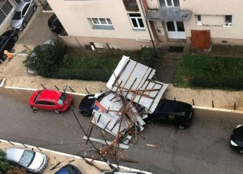 Shtrëngatë e fuqishme në Mitrovicë, shkul kulmet e ndërtesave dhe dëmton makinat!