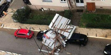 Shtrëngatë e fuqishme në Mitrovicë, shkul kulmet e ndërtesave dhe dëmton makinat!