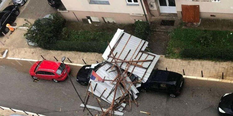 Shtrëngatë e fuqishme në Mitrovicë, shkul kulmet e ndërtesave dhe dëmton makinat!