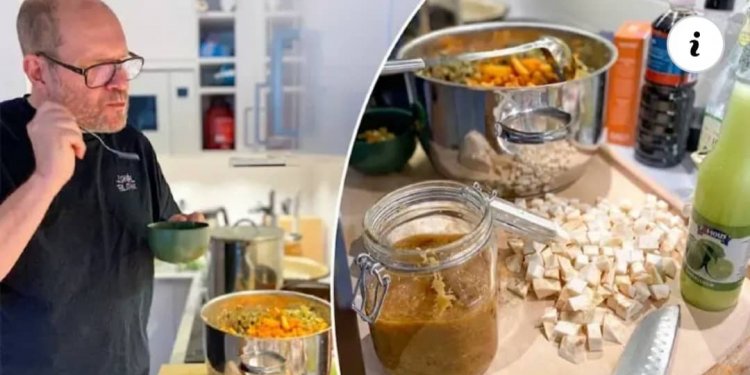 Një burrë gatuan dy javë në vjeshtë që të hajë ushqim të gatshëm deri në korrik!