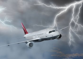 Avioni bën ulje emergjente pasi goditet nga rrufeja, 90 pasagjerë në rrezik