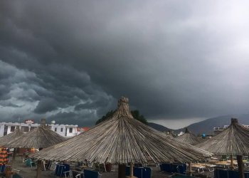 Sinoptikani i njohur parashikon stuhi të forta për sot në Shqipëri