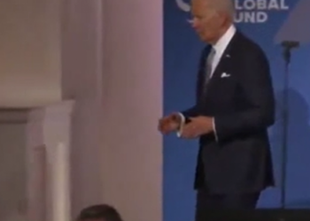 Biden endet si i hutuar në skenë pasi përfundoi fjalimin e tij në Konferencën e Fondit Global!