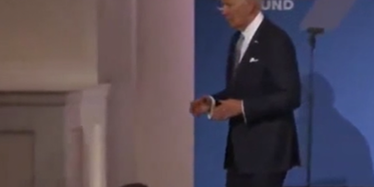 Biden endet si i hutuar në skenë pasi përfundoi fjalimin e tij në Konferencën e Fondit Global!