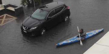 Shirat e rrëmbyeshëm në Itali përmbytin rrugët, kështu shkon ky qytetar të votojë