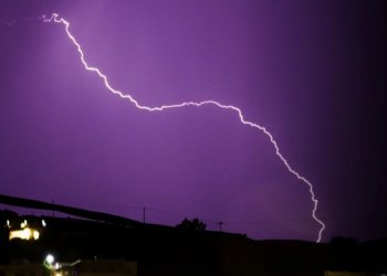 Rrufeja dhe shirat e dendur mbysin 36 persona brenda një dite në këtë shtet