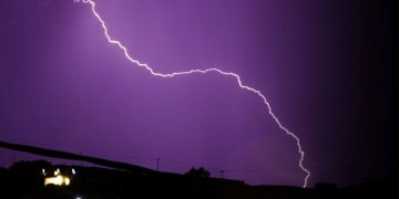 Rrufeja dhe shirat e dendur mbysin 36 persona brenda një dite në këtë shtet