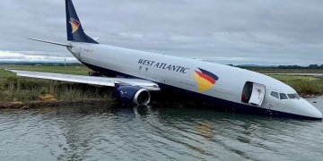 Nuk frenoi siç duhej, avioni në Francë përfundon në liqen!