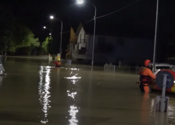 Përmbytjet e mëdha në Itali, qytetarët ngjiten nëpër pemë për të shpëtuar nga uji i vrullshëm, ka edhe viktima!