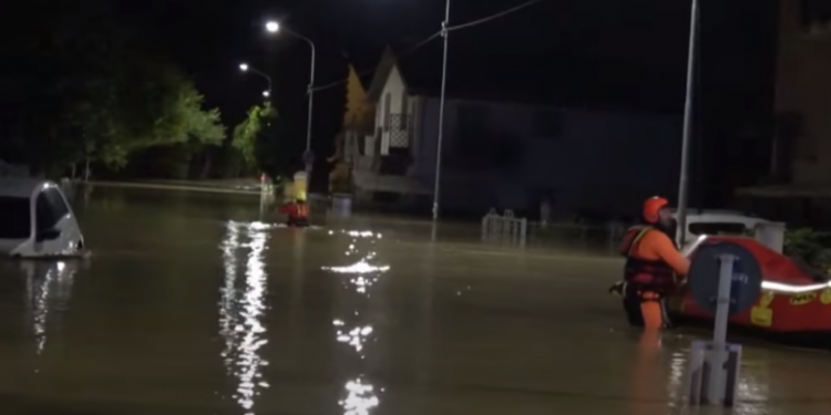 Përmbytjet e mëdha në Itali, qytetarët ngjiten nëpër pemë për të shpëtuar nga uji i vrullshëm, ka edhe viktima!