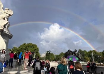 Momenti i shpalljes së vdekjes së Mbretëreshës, dy ylberë shfaqen mbi Buckingham Palace!