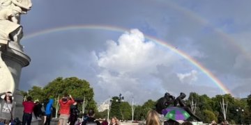 Momenti i shpalljes së vdekjes së Mbretëreshës, dy ylberë shfaqen mbi Buckingham Palace!