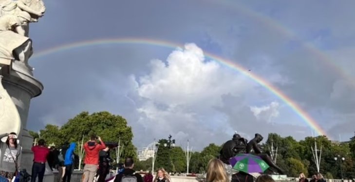 Momenti i shpalljes së vdekjes së Mbretëreshës, dy ylberë shfaqen mbi Buckingham Palace!