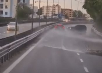 Me shpejtësi të madhe për të parakaluar, rruga me shi, automjeti rrëshqet dhe rrotullohet në autostradën Durrës-Kavajë