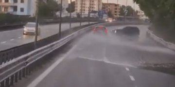 Me shpejtësi të madhe për të parakaluar, rruga me shi, automjeti rrëshqet dhe rrotullohet në autostradën Durrës-Kavajë