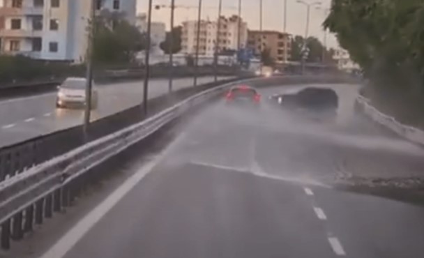 Me shpejtësi të madhe për të parakaluar, rruga me shi, automjeti rrëshqet dhe rrotullohet në autostradën Durrës-Kavajë