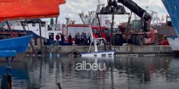 Mbytet një anije në portin e Durrësit