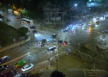 Apokalips shiu në Greqi, uji merr veturat e parkuara, turistët u paralajmëruan për mot të stuhishëm