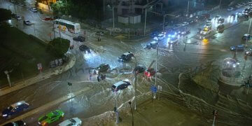 Apokalips shiu në Greqi, uji merr veturat e parkuara, turistët u paralajmëruan për mot të stuhishëm