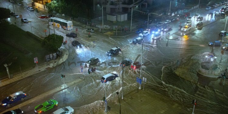 Apokalips shiu në Greqi, uji merr veturat e parkuara, turistët u paralajmëruan për mot të stuhishëm