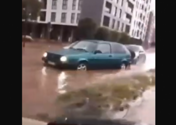 Shiu shkakton vërshime në Pejë, makinat mbesin rrugëve