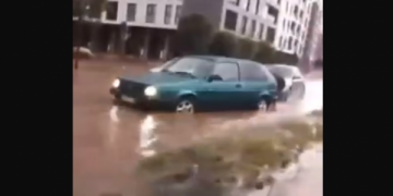 Shiu shkakton vërshime në Pejë, makinat mbesin rrugëve