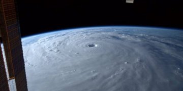 Tajfuni i fuqishëm goditi Japoninë, shikoni si duket nga hapësira